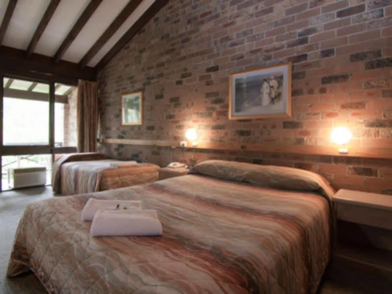 Avoca Beach Hotel Bagian luar foto