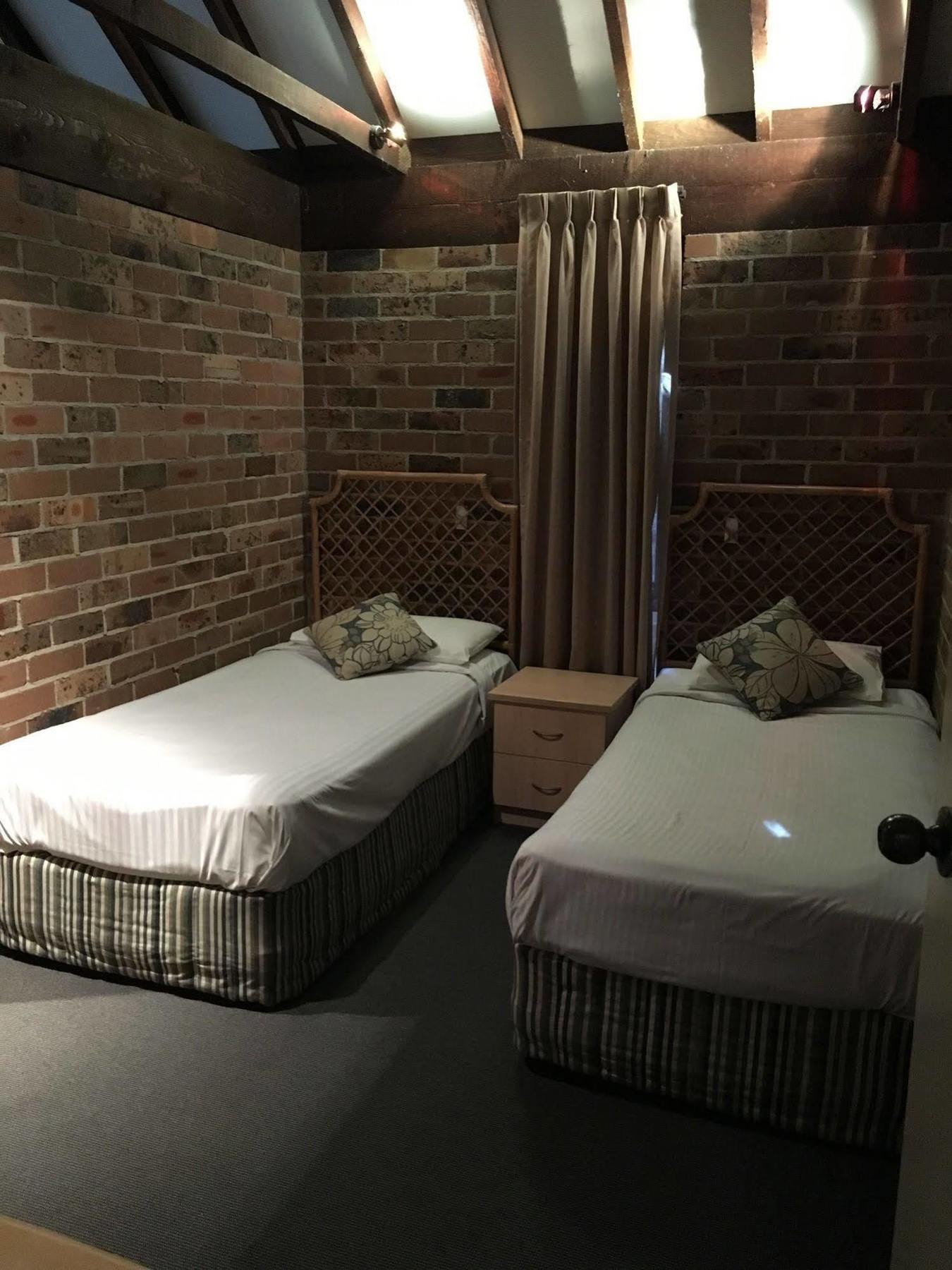 Avoca Beach Hotel Bagian luar foto